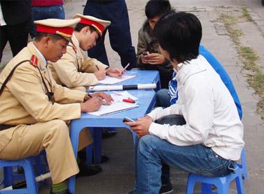 Người bị xử phạm vi phạm hành chính nhưng không nộp phạt sẽ bị cưỡng chế bằng cách trừ lương, thu nhập