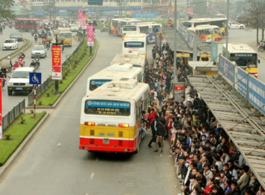 Anh Chỉnh bị vợ tạt a xít ở bến xuy buýt. (Ảnh minh họa)