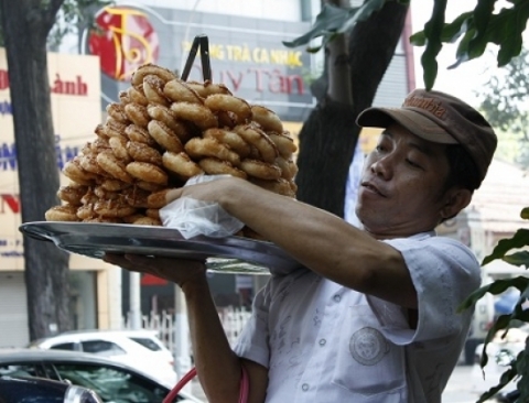 Với những anh chị khỏe bê được rổ bánh cam nặng hơn, số tiền có thể lên tới 900.000 đồng.