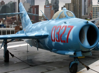 Sở dĩ có sự xuất hiện của chiếc tiêm kích MiG-17 Việt Nam vì nó có mối liên quan với tàu USS Intrepid trong chiến tranh Việt Nam