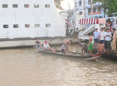 Lực lượng chức năng đang tìm kiếm, cứu nạn.