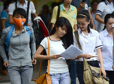 Thí sinh trao đổi sau buổi thi môn Toán khối A sáng 4/7/2013.