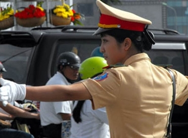 Nữ CSGT Việt Nam điều khiển giao thông