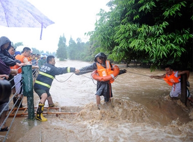 Trung Quốc đang đối phó với bão lũ kinh hoàng 