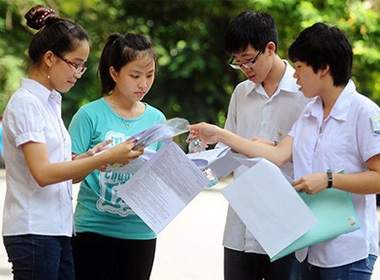 Thí sinh trao đổi sau buổi thi môn Toán khối A sáng 4/7/2013.