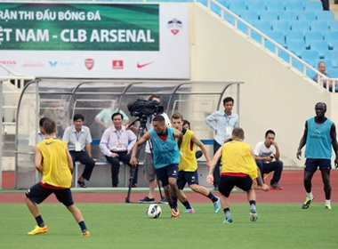 Các cầu thủ Arsenal tập làm quen sân Mỹ Đình