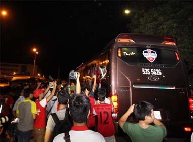 Nhiều fan Arsenal đã khóc khi chia tay thầy trò Wenger. Ảnh: Quang Long