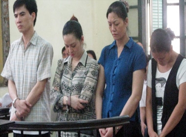 Nguyễn Nha Trang (thứ hai, từ trái sang) cùng đồng phạm tại tòa