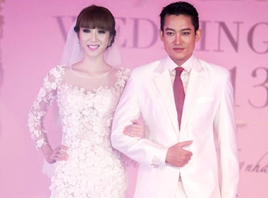 Ngọc Quyên và Lê Trung Cương tham gia trình diễn tại 'Hội chợ cưới 2013'