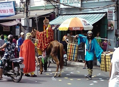 Đây hành lý anh mang...