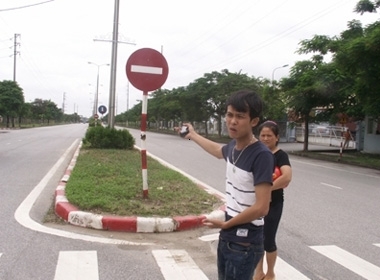 Nhân chứng Lê Ngọc Hậu tại địa điểm xảy ra tai nạn khi nạn nhân Tr. và Hoài bị cảnh sát rượt đuổi tối 14/7