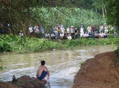 Người dân và chính quyền đang cố gắng tìm kiếm xác Nguyễn Trường Giang