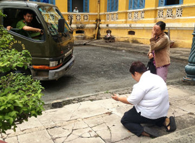 Trâm, con bị cáo Hoa, ngã quỵ giữa sân toà.