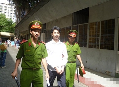 Bị cáo Nguyễn Văn Nhí bị dẫn giải đến tòa