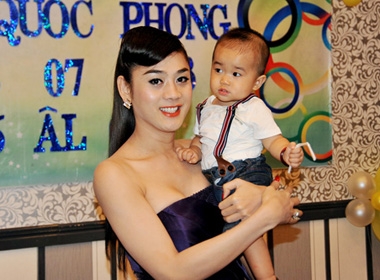 Lâm Chi Khanh diện đầm tím quyến rũ trong buổi tiệc sinh nhật của con trai nuôi diễn ra tối 25/7 tại nhà hàng quen thuộc ở TP.HCM.