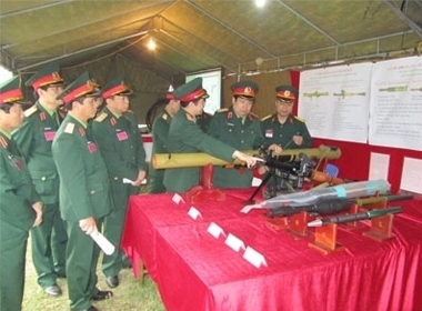 Bộ trưởng Quốc phòng Phùng Quang Thanh kiểm tra súng chống tăng RPG-29 cùng các loại đạn chống tăng, diệt bộ binh thế hệ mới do Việt Nam tự sản xuất .