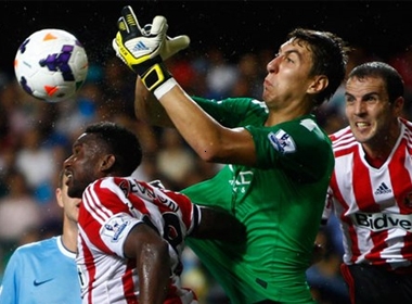 Costel Pantilimon (giữa, Man City) đón bóng trong gọng kềm của 2 cầu thủ Sunderland Sessegnon (trái) và John O'Shea