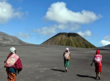 Những tín đồ theo đạo Hindu thực hiện cuộc hành trình tế thần trên miệng núi lửa Bromo - cao khoảng 2.328m