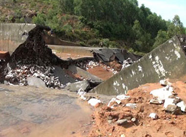Đập tràn hồ thủy lợi Hoàng Tân bị vỡ do mưa lũ.