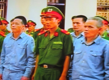 Đoàn Văn Vươn (thứ 2 từ trái sang) nghe tuyên án - Ảnh chụp lại màn hình