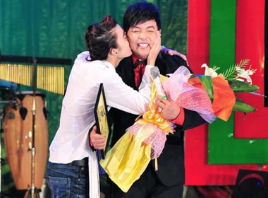 Quang Lê từng bị một fan nam ôm hôn trên sân khấu
