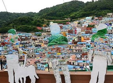 Các nghệ sĩ và sinh viên Hàn Quốc đã tạo nên những tác phẩm nghệ thuật độc đáo ở “làng nghệ thuật” Gamcheon
