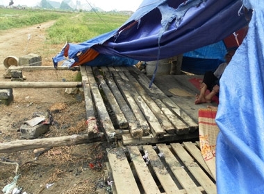 Dân thôn Châu Xá dựng lều phong tỏa đường vào nhà máy .