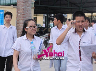 Thí sinh vui vẻ rời phòng thi