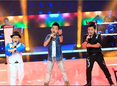 Trí Dũng  - Phúc Nguyên – Quang Anh  thể hiện ca khúc Come together. 