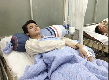 Khắc Việt nhợt nhạt trong bệnh viện.