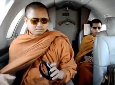 Nhà sư Thái Lan bị khiển trách sau vụ đeo kính râm, xách túi hàng hiệu và đi máy bay riêng - Ảnh chụp màn hình YouTube