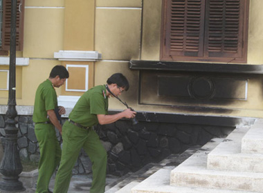Công an khám nghiệm hiện trường vụ cụ bà tự thiêu trước trụ sở tòa án