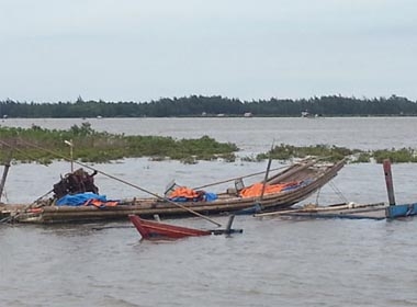 Một trong những chiếc bè cào ngao ở xã Hải Châu (Tĩnh Gia) bị hư hỏng trong lúc đánh nhau