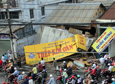Hiện trường chiếc xe đầu kéo tông vào 2 căn nhà trên đường Hoàng Văn Thụ.