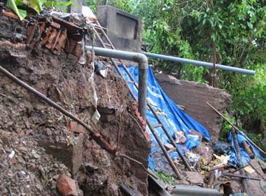 Gian bếp nhà bà Nguyễn Thị Ngũ (thị trấn Yên Viên, Gia Lâm, Hà Nội) đã trôi xuống sông sau trận mưa sáng 9-8