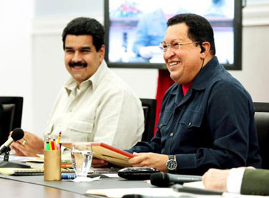 Cố Tổng thống Venezuela Hugo Chavez (phải) trong một buổi làm việc với người phó Nicolas Maduro - Ảnh: AFP 