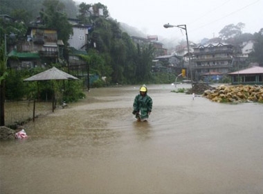 Cảnh tượng ngập lụt tại thành phố Trinidad, Philippines sau trận bão ngày 15/8/2012. Ảnh: AFP