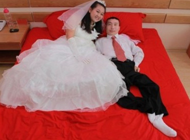  Li Kangyu và Yan Shuying chụp ảnh trên chiếc giường cưới.  