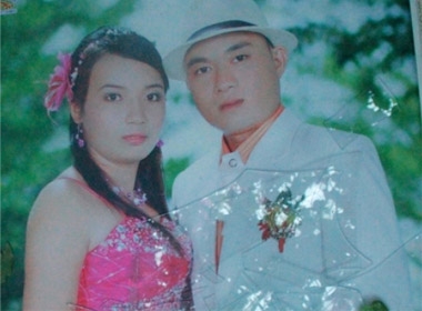 Xa Văn Hiệp (phải) đã dùng dao đâm chết vợ do mâu thuẫn (Trong ảnh: Hiệp chụp ảnh chung với vợ trong lễ cưới vào tháng 8/2012)