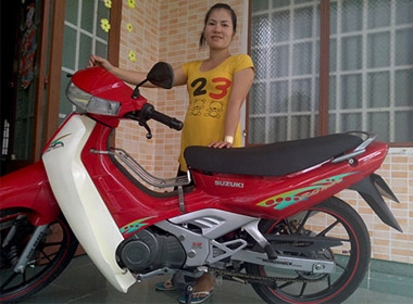 Bà bầu Nguyễn Thị Kim Bằng bên chiếc xe máy mà Đặng Văn Thân và Phan Văn Khanh định cướp