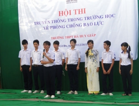  Học sinh của Trường THPT Hà Huy Giáp trong bộ đồng phục tham gia một cuộc thi về phòng chống bạo lực học đường