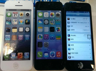 iPhone 5C (trái) và iPhone 5S (giữa) bên cạnh iPhone 5