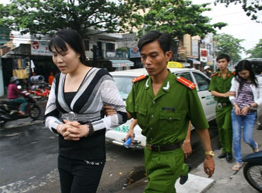 Nguyễn Thị Anh (tức Trâm Anh) bị bắt giữ - Ảnh Nguyễn Long