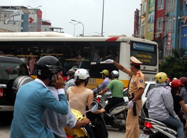 Một cảnh sát giao thông đang phân làn giao thông