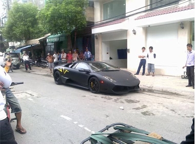 Tháng 10/2010, siêu xe Lamborghini Murcielago LP670-4 SV của doanh nhân có biệt danh Minh 