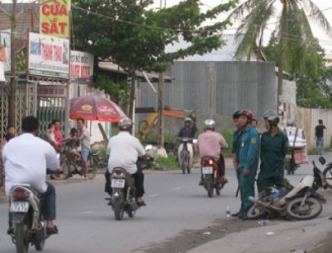 Hiện trường nơi đối tượng bị khống chế, chiếc xe gây án của đối tượng bị thu giữ. Ảnh: TK