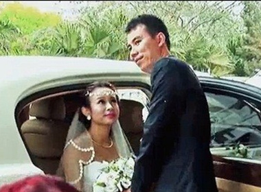 Huyền Baby và chú rể Quang Huy trong xe cưới. Ảnh chụp màn hình.