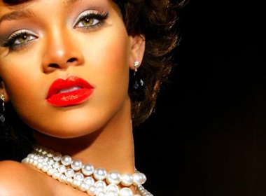 Rihanna trông cực kỳ quyến rũ với phong cách trang điểm này