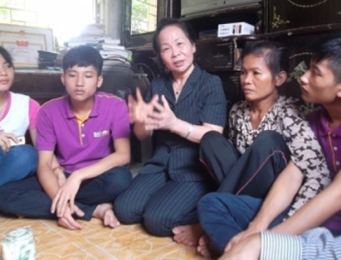 Phó Chủ tịch nước Nguyễn Thị Doan thăm hỏi, động viên gia đình thủ khoa Trường ĐH Y Hà Nội 2013 Nguyễn Hữu Tiến sáng 22/8.