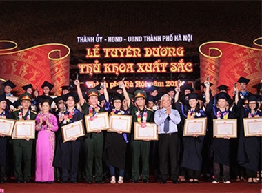 123 thủ khoa tốt nghiệp xuất sắc nhận trao thưởng.